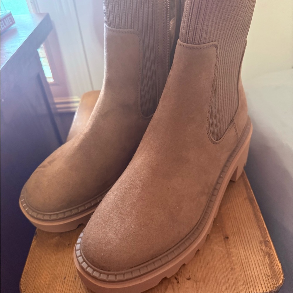 Women's Zip-Up Style Chelsea Platform Boot - Tan